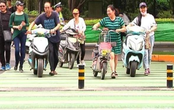 電動(dòng)車“新規(guī)”又來(lái)，過紅綠燈要下來(lái)推著走，車主：我的路權(quán)呢？