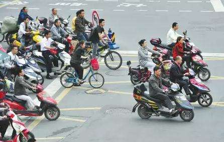探訪“史上最嚴(yán)”電動(dòng)車新國(guó)標(biāo)實(shí)施成效 消費(fèi)者：安全有保障，購(gòu)買上牌也便利